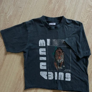 Croppad Anine Bing tee - Croppad tee från aningbing. Inga defekter. Nypris 1300:-