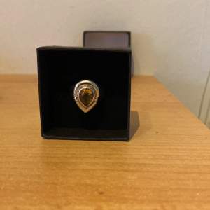 Fin silver ring 925 med guldig sten 