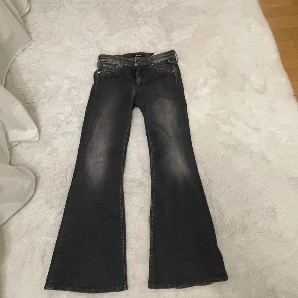 Säljer mina supersnygga mörkgrå jeans från replay som är helt oanvända. Jeansen är i storlek 14 och längd 158cm🤍 nypris 1000kr mitt pris 500kr. Jeans & Byxor.