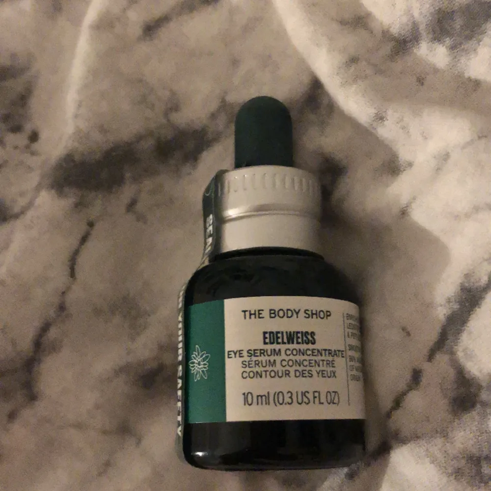 Helt ny oanvänd köpt på the body shop för cirka 360kr! Säljer på grund av att ja köpt i present och d kom fram at personen redan hade köpt en sån nyligen! Har en sån som jag använder o känner inte att jag har behöv av en till även fast den e grym!. Muu.