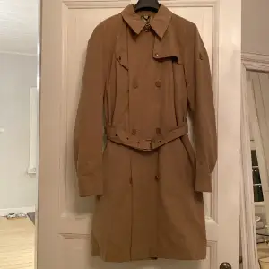 Helt ny Belstaff trench coat, made in Italien med alla  lappar kvar OM STORLEKER Italiensk storlek 46 vilket motsvarar storlek 40-42/M i Sverige. Skicka ett pm om du har några frågor    