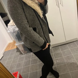 Jacka  - Snygg jacka från Zara TRF i bra skick. Jackan är i storlek M (dock lite liten i storleken).