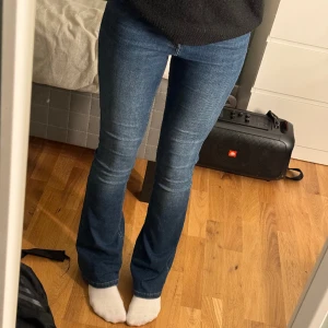 Mörkblå jeans  - Säljer dessa jättesnygga, lågmidjade bootcut jeans från only, använts ett fåtal gånger så de är i väldigt bra skick Passar perfekt i längd på mig som är 170