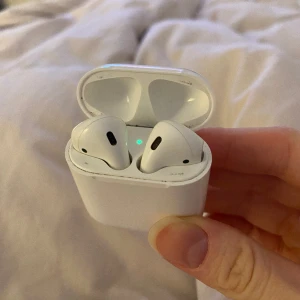 Airpods - Säljer mina airpods i befintligt skick då jag köpt pro, fungerar som dom ska förutom att man måste koppla till den vänstra hörluren först. Kopplar man till den högra får man inget ljud i vänstra. 
