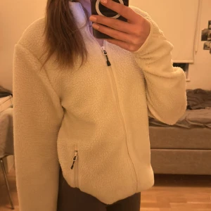 Teddy jacket - En Kofta i Teddy material🧸☺️ Vet tyvärr inte vart den är ifrån