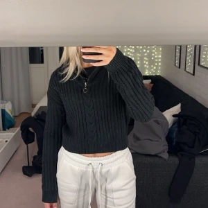 Stickad tröja - Stickad tröja med dragkedja som aldrig är använd