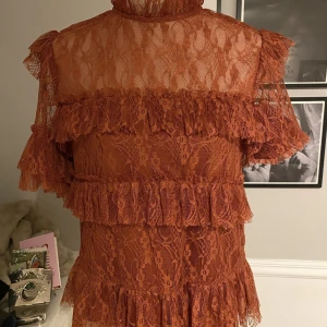 By malina Rachel blus - Säljer denna super fina blusen från by malina💕 inga defekter. I storlek L men skulle säga att den är mellan M och L