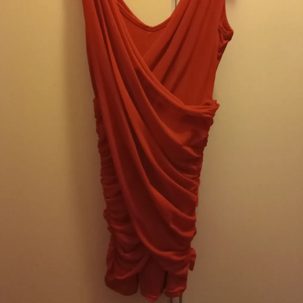 Säljer denna röda klänningen. Passar mig som har storlek S. Köparen står för frakten! . Klänningar.