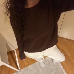 Stickad tröja  - Fin stickad tröja från Brave Soul London (ASOS), lite rödvin blandat med brun. Så najs till ett par ljusa jeans och vitt linne under!!💗💗💗💗