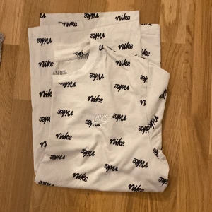 Nike t shirt - T shirt från Nike som inte längre används, inga defekter och knappast använd, hör av er om funderingar!