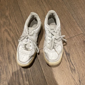 VITA NIKE AIR FORCE 1 - Säljer mina vita Nike air force 1.   Storlek 39