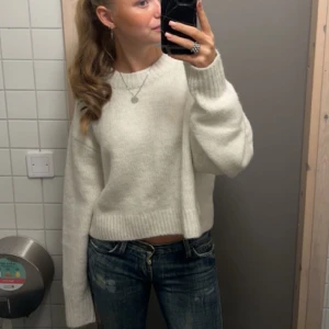 fin vit stickad tröja 🤍 - jätte söt stickad tröja i tjockt garn från H&Ms barn avdelning. Tröjan är storlek XL barn men storlek S i vuxen.  