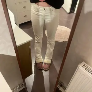 Säljer dessa vita low waist bootcut jeans!! Från Hm, storlek 36. Inga defekter. 250kr diskuterbart.