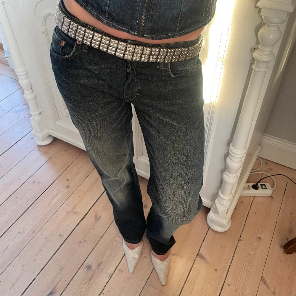 HELT NYA jeans från weekday i modellen: ”Arrow low straight jeans” Jag är 170cm och alla bilderna är mina. Jeans & Byxor.