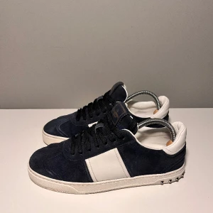 Valentino flycrew  - Säljer ett par sjukt trendiga valentino flycrew i storlek 40, cond 8/10 lite heeldrag och ena toecapen har blivit matt, men går att fixa billigt! Utöver det så är dom i grymt bra skick! Tillkommer endast skor.