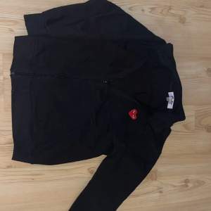 Svart Cdg zip up sweatshirt, skick 9/10 Backprint, storlek M, pris går och diskutera