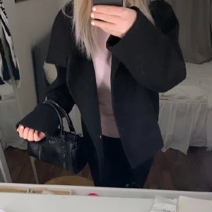 Helt Ny Svart Kappa Från Gina Tricot  - Säljer min helt nya svarta kappa ifrån Gina Tricot. Kappan är i Xs och lapp samt kvitto finns! Endast provad och säljer då jag redan har en liknande💞Köpte för 600