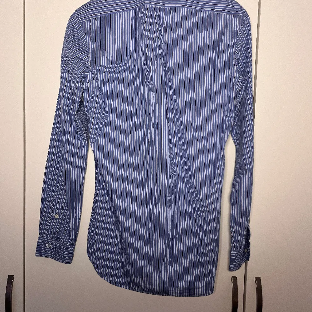 Stilren och sparsamt använd Slim fit skjorta från Ralph Lauren. Storlek 14.5/37 (skulle säga att det passar small). Skjortor.
