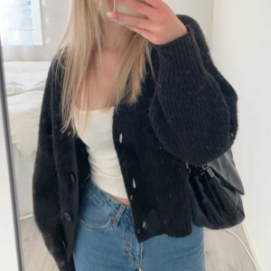 Kofta - Svart kofta från Gina i stl L, den är liten i storleken och sitter bra på mig som har XS/S. Koftan är använd och har blivit lite nopprig 