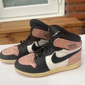 Jordans - Storlek:38,5 färg:rosa,vit och svart  Använda 1 gång 