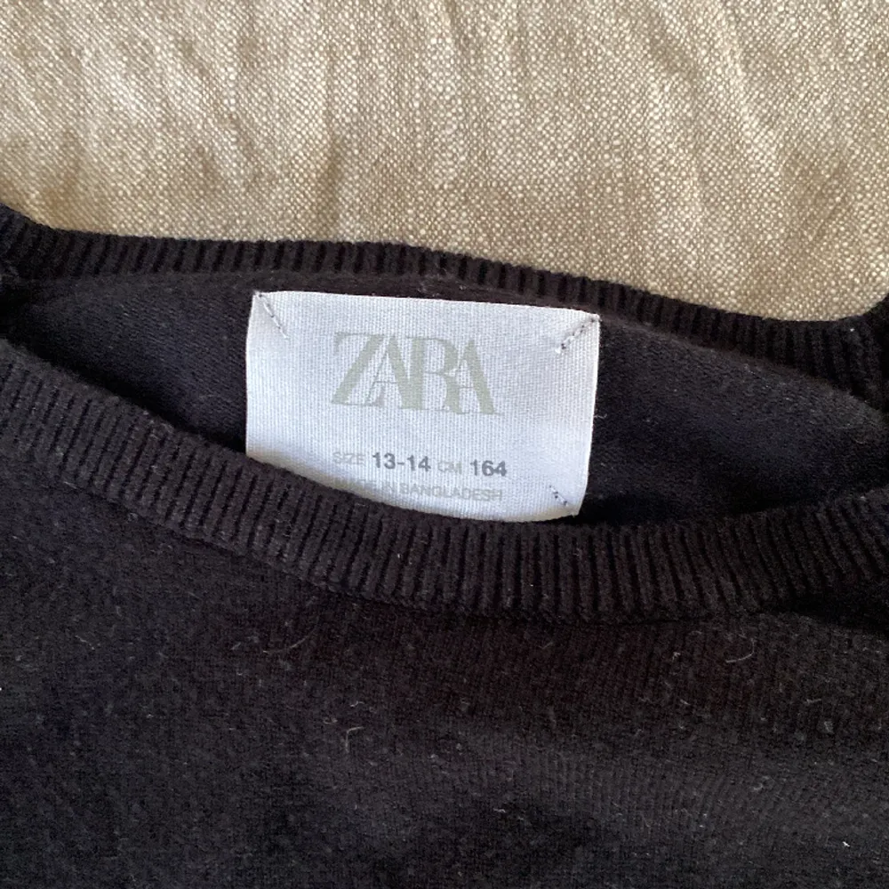 Säljer denna sköna långärmade tröja från Zara då den är för liten tyvärr! Enkel o basic men jättefin. Om du har nån fråga eller vill ha fler bilder är det bara att skriva så löser vi det💓💓. Tröjor & Koftor.