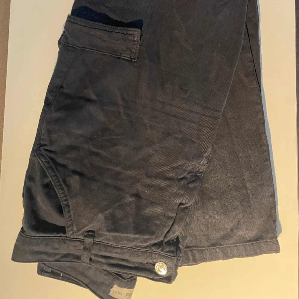 Mango Cargo pants i storlek 38. Färgen är mörkblå/mörk grå. Jeans & Byxor.