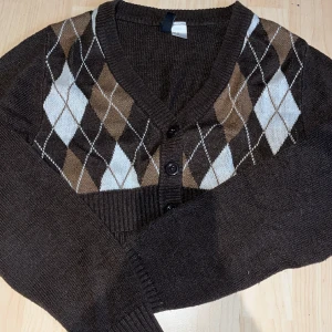 Sweatshirt med knappar i färgen brun - Sweatshirten är ifrån h&m i storlek xs. Den är i väldigt bra skick. Jag säljer den bara för att jag använder den inte längre.