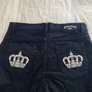 Victoria Beckham liknande  - Snygga Victoria Beckham jeans. Nästan helt ny skick. Utsvängda och lågmidjade st 32. Säljs då dem tyvärr är lite stora på mig. Midja: 39cm. Grenmått: 23cm. Lår: 25cm. Innerbenslängd: 79cm. Skriv om ni har några funderingar💕