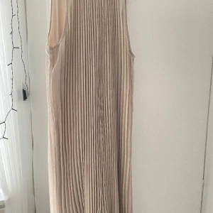 Zara klänning  - Super vacker klänning från zara domen som inte säljs längre 💋💄storleken är xs men passar som S 