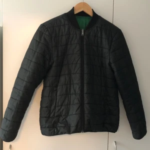 Vändbar puffjacka weekday - Vändbar puffjacka weekday  Går att vända åt två håll: svart eller grön Storlek S, dam