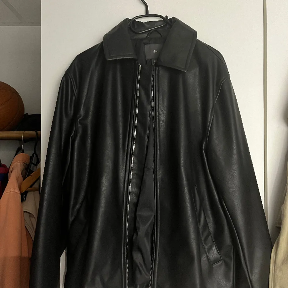 Oanvänd jacka i läderimitation, storlek M (Regular passform) från H&M.. Jackor.