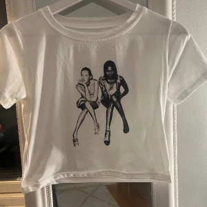 T-shirt med tryck  - Super cool t-shirt med tryck. Passar perfekt över ett linne eller nättröja.