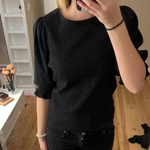 Svart blus  - Denna svarta kortärmade blusen är välanvänd men fint skick ändå🩷