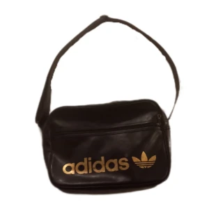 Adidas väska  - Snygg vintage väska som jag blev tröt på❗️ lite beat❗️