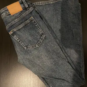 ✨Blåa lågmidjade jeans från Weekday ✨modell: FLAME ✨använda 1 gång ✨storlek: W25 L32