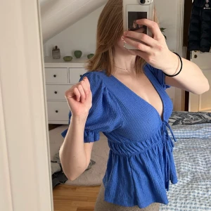 Blus - Somrig och fin blå blus från Gina Trico! Stretchigt och mjukt matrial utan några som helst defekter!☀️🫶🏼💘