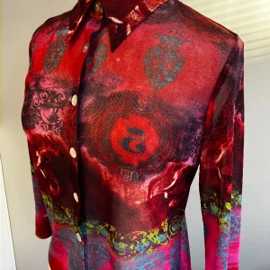 Skjorta/blus  - Cool skjorta/blus med vackra mönster. Lite i kortare i ärmarna. Mycket bra skick:) 