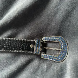 This belt here is a Bb Simon belt, it is used so it’s not brand new however works just fine. 