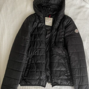 Moncler jacka - Säljer en moncler jacka storlek 12yr men passar xs skick 9/10!