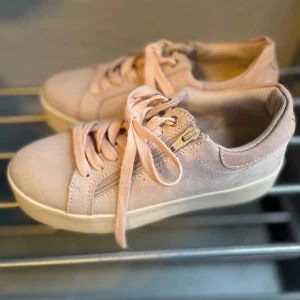 Skor - Skor som är använt fåtal gånger. Nytvättade!!!