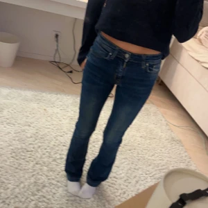 Låg midjade jeans  - säljer dessa jeans fårn ltb då det inte används. Modellen är mid rise bootcut men skulle säga att de är hyfsat låg midjade. Inga defekter och typ aldirg använd❤️25x32