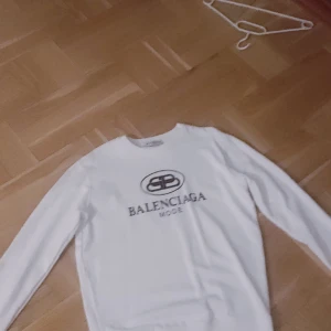 Balenciaga vit - Mycket bra skick mer information dm 