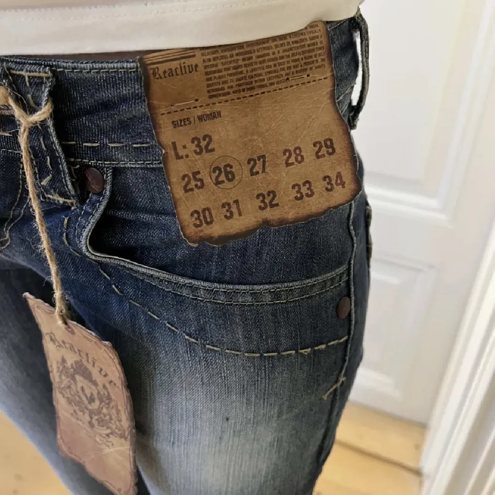 Jättesnygga low waist jeans. Köptes här på plick, från Reactive, lappen kvar. Storlek 26/32. Midjemått 37. Benlängd 100 cm. Säljer då de är för små för mig. (Lånade bilder). Jeans & Byxor.