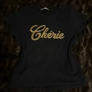 T-shirt med glitter tryck ”Cherie” 🎀