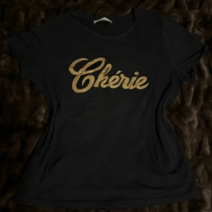 T-shirt  - T-shirt med glitter tryck ”Cherie” 🎀