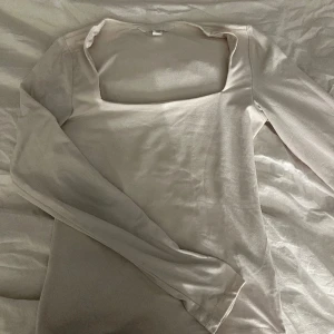 topp h&m - säljer min långärmad topp från h&m som inte kommer till användning. Super fin och passar till mycket och väldigt skönt material. Den är kräm vit så inte helt vit men super fin. Använd enstaka gånger, hör av dig vid intresse🩷