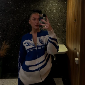 Oversized Cardigan med dragkedja - Cardigan från Aergric Eden, otroligt skön och snygg.   Storlek: M Skick: oanvänd, kommer i originalförpackning  Råkade beställa två, därför säljer jag.