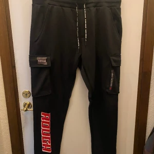 Helt nya mjukis byxor  - Helt nya mjukis byxor aldrig använt innan, svarta mjukis byxor från New Yoker. Väldigt liten  i storleken 