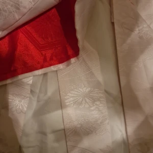 Råsa kimono - Mycket feminin, rosa med skitsnygg röd insida i armarna. Har två band där framma som kan knytas. Hoppas denna fina kimono kommer till användning