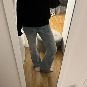 Lågmidjade jeans - Lågmidjade jeans köpta second hand! Bra skick och sssuuper snygga. Har även på dessa sytt in ett gummiband men inget som syns och går dessutom enkelt att ta bort☺️ Spana gärna in mina andra annonser🙌🏻🙌🏻